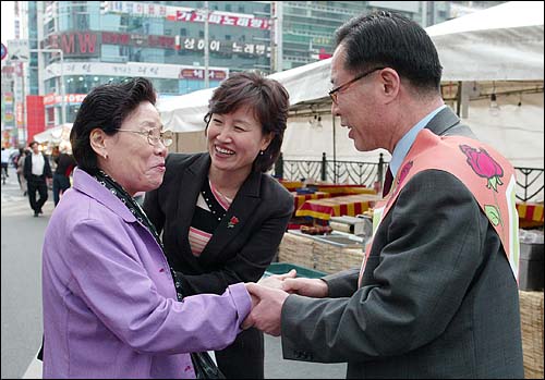 권영길 민주노동당 창원을 후보가 7일 오후 유권자들과 악수를 하며 지지를 호소하고 있다. 